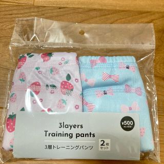 スリーコインズ(3COINS)の新品　ベビー　スリーコインズのトイレトレーニング　パンツ　いちごとリボン柄(トレーニングパンツ)