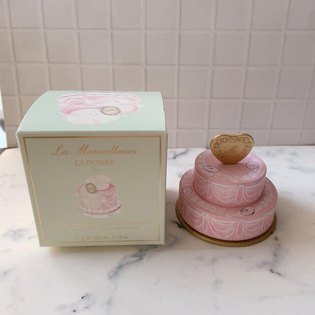 Les Merveilleuses LADUREE(レメルヴェイユーズラデュレ)の【お値下げ中】新品♡ラデュレ UV プレストフェイスパウダー 101 コスメ/美容のベースメイク/化粧品(フェイスパウダー)の商品写真