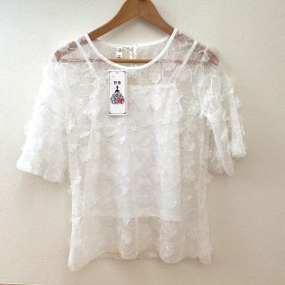 キャサリンコテージ(Catherine Cottage)のスパンコール刺繍花モチーフ 白いブラウス【新品タグ付き】(シャツ/ブラウス(半袖/袖なし))