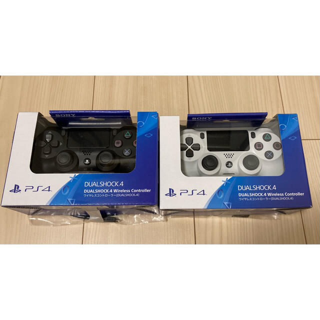 PS4ワイヤレスコントローラー(DUALSHOCK4)ホワイト ブラック 各１個 エンタメ/ホビーのゲームソフト/ゲーム機本体(その他)の商品写真