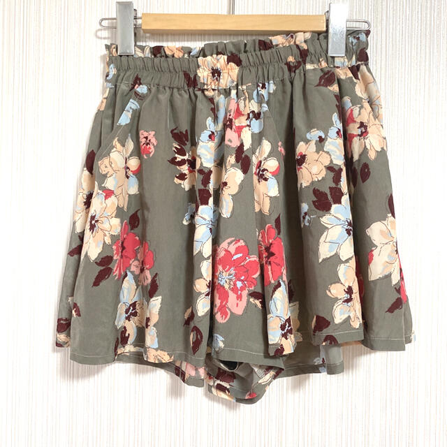 SABUROKU(サブロク)のSABUROKU 花柄　ミニスカート風 レディースのスカート(ミニスカート)の商品写真