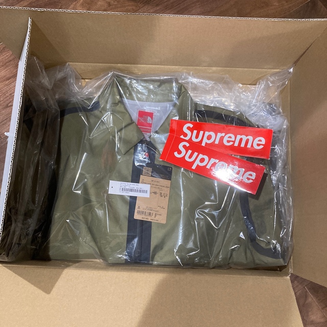 Supreme(シュプリーム)のsupreme northface Coaches Jacket olive m メンズのジャケット/アウター(ナイロンジャケット)の商品写真