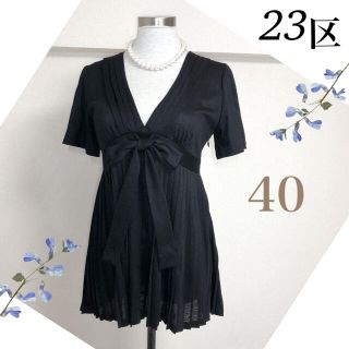 ニジュウサンク(23区)の23区（サイズ40）黒のリボンプリーツVネックチュニック(カットソー(半袖/袖なし))