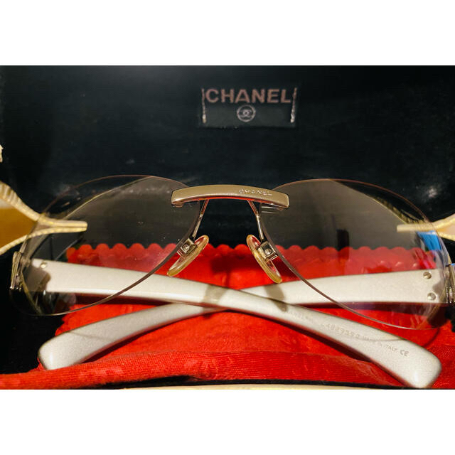 CHANEL(シャネル)の未使用品♡CHANEL サングラス　クリア　メガネ拭き2枚付き レディースのファッション小物(サングラス/メガネ)の商品写真
