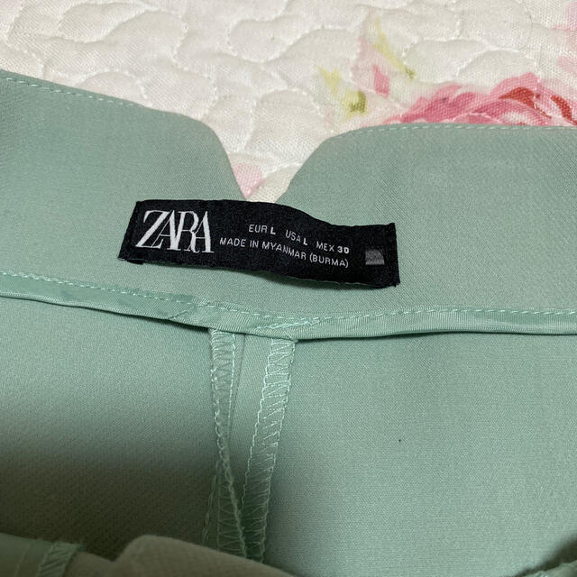 ZARA(ザラ)のZARA グリーン　パンツ レディースのパンツ(カジュアルパンツ)の商品写真