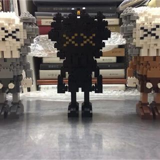 カウズKAWS おもちゃ ナノブロックフィギュア 3体セット 黒 グレー 茶色(積み木/ブロック)