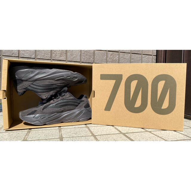 adidas(アディダス)のYEEZY BOOST 700 V2 VANTA メンズの靴/シューズ(スニーカー)の商品写真