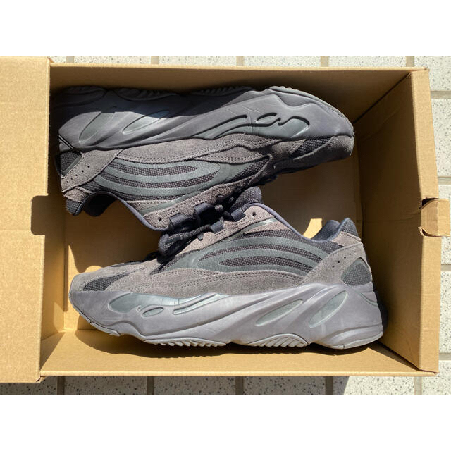 adidas(アディダス)のYEEZY BOOST 700 V2 VANTA メンズの靴/シューズ(スニーカー)の商品写真