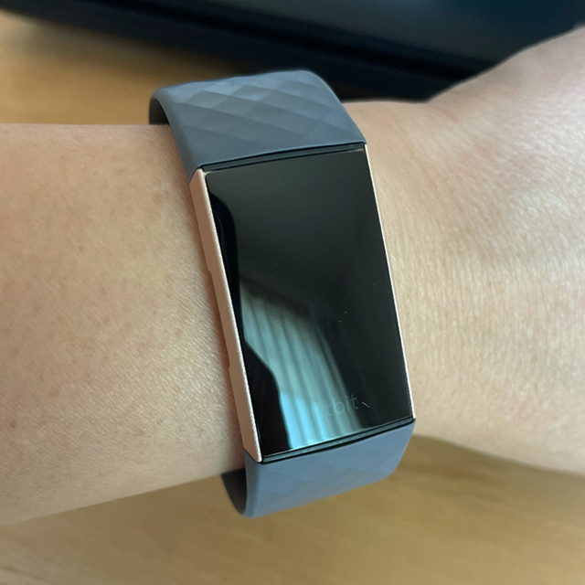 fitbit charge3 スポーツ/アウトドアのトレーニング/エクササイズ(トレーニング用品)の商品写真