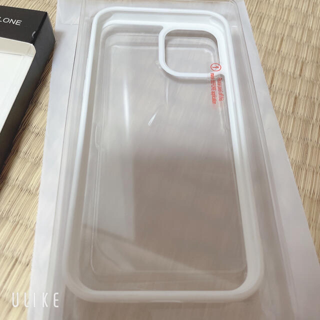 iPhone(アイフォーン)のiPhone12 ホワイト　OCYCLONE クリアガラスケース スマホ/家電/カメラのスマホアクセサリー(iPhoneケース)の商品写真