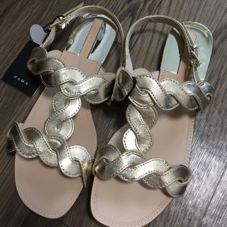 ザラ(ZARA)のZARA サンダル　ゴールド　新品　36 値下げ！(サンダル)