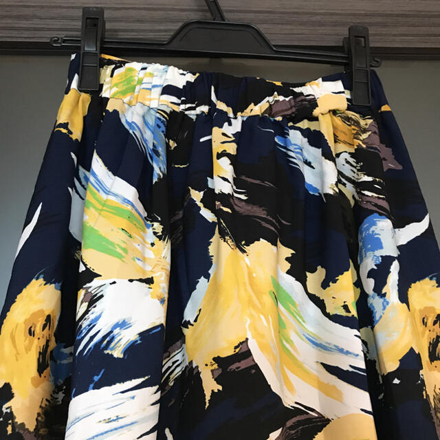 ViS(ヴィス)のミモレ丈スカート　大判柄　ネイビー　黄色 レディースのスカート(ロングスカート)の商品写真