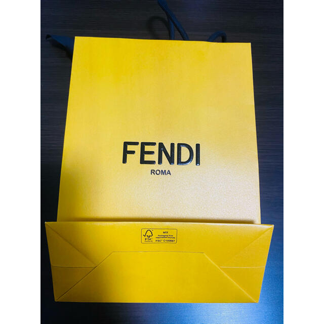 FENDI(フェンディ)のショッパー FENDI ショップ袋 紙クリップ付き 紙袋 ギフト レディースのバッグ(ショップ袋)の商品写真