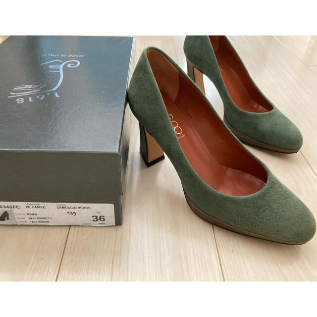 イタリア製　パンプス　ヒール　モスグリーン レディースの靴/シューズ(ハイヒール/パンプス)の商品写真