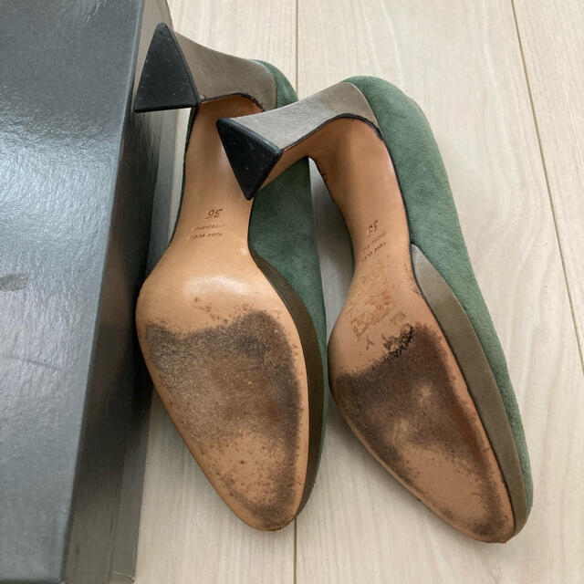 イタリア製　パンプス　ヒール　モスグリーン レディースの靴/シューズ(ハイヒール/パンプス)の商品写真