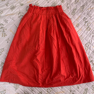 鮮やかな赤いスカート(ひざ丈スカート)