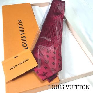 ルイヴィトン(LOUIS VUITTON)のルイ　ヴィトン　モノグラム　ネクタイ(レッド／赤色、ツヤ感あり)(ネクタイ)