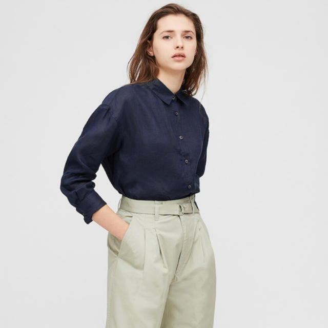 UNIQLO(ユニクロ)のユニクロ　プレミアムリネンシャツ　ネイビー レディースのトップス(シャツ/ブラウス(長袖/七分))の商品写真