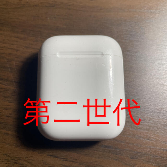 Apple(アップル)の第二世代充電ケース Apple国内純正品 スマホ/家電/カメラのオーディオ機器(ヘッドフォン/イヤフォン)の商品写真