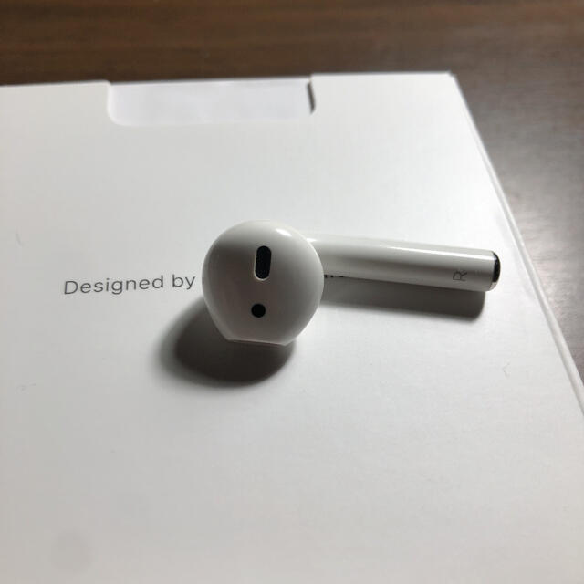 Apple(アップル)のAirPods 第2世代 正規品 右のみ  スマホ/家電/カメラのオーディオ機器(ヘッドフォン/イヤフォン)の商品写真