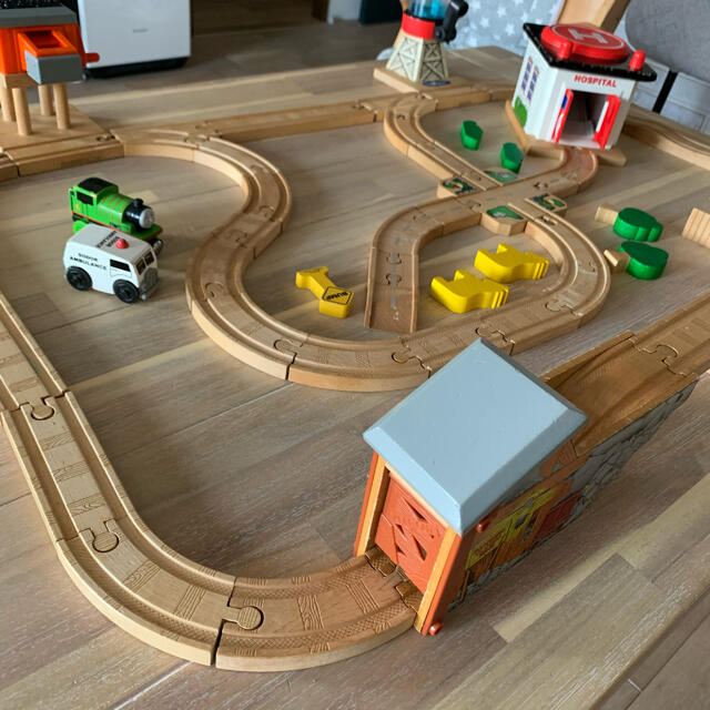 BRIO(ブリオ)の最終値下げ　木製玩具　木製トーマス　BRIO 電車玩具　知育玩具 キッズ/ベビー/マタニティのおもちゃ(電車のおもちゃ/車)の商品写真