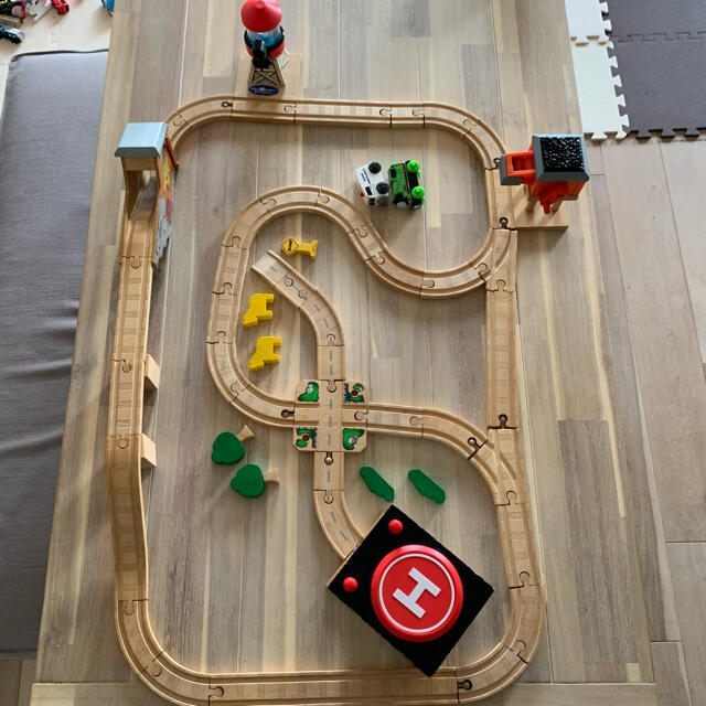 BRIO(ブリオ)の最終値下げ　木製玩具　木製トーマス　BRIO 電車玩具　知育玩具 キッズ/ベビー/マタニティのおもちゃ(電車のおもちゃ/車)の商品写真