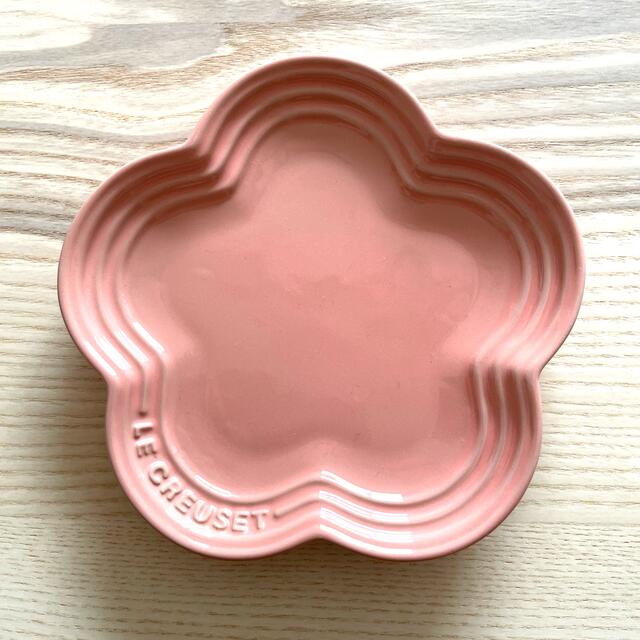 LE CREUSET(ルクルーゼ)の美品　ルクルーゼ　皿　お花 インテリア/住まい/日用品のキッチン/食器(食器)の商品写真