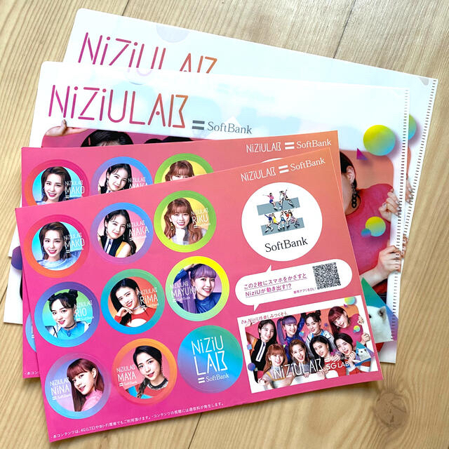 Softbank(ソフトバンク)のNiZiULAB クリアファイル+ステッカ+ノート　2セット エンタメ/ホビーのタレントグッズ(アイドルグッズ)の商品写真