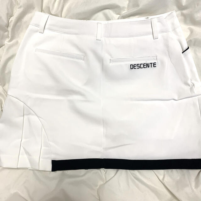 DESCENTE(デサント)の【新品タグ付き】DESCENTE GOLF スカート Mサイズ スポーツ/アウトドアのゴルフ(ウエア)の商品写真