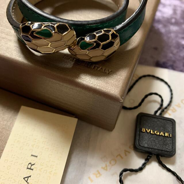 BVLGARI(ブルガリ)のブルガリ  レザー　ブレスレット　エメラルドグリーン　 レディースのアクセサリー(ブレスレット/バングル)の商品写真