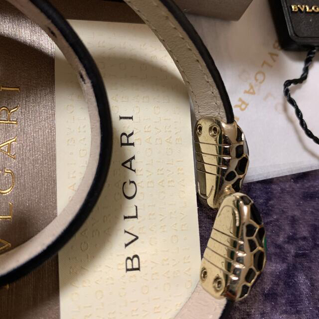 BVLGARI(ブルガリ)のブルガリ  レザー　ブレスレット　エメラルドグリーン　 レディースのアクセサリー(ブレスレット/バングル)の商品写真