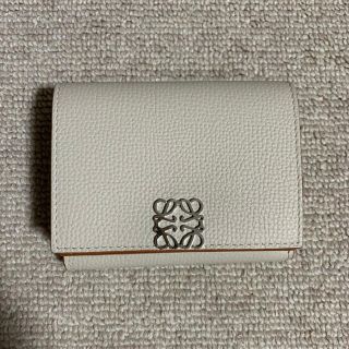 ロエベ(LOEWE)のロエベ アナグラム トライフォールド 6cc ウォレット ライトゴースト(財布)