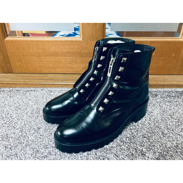 HYSTERIC GLAMOUR(ヒステリックグラマー)の【中古美品】ヒステリックグラマー　PYRAMID STUD COMBAT ブーツ レディースの靴/シューズ(ブーツ)の商品写真