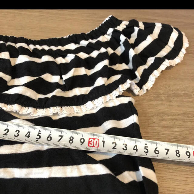 GUESS(ゲス)のGUESS  オフショル　Tシャツ　S レディースのトップス(Tシャツ(半袖/袖なし))の商品写真