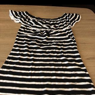 ゲス(GUESS)のGUESS  オフショル　Tシャツ　S(Tシャツ(半袖/袖なし))