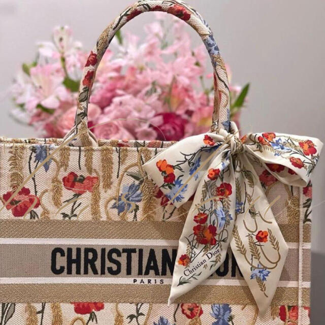 Christian Dior(クリスチャンディオール)の【emi様専用】Dior ツイリー　ハイビスカス　ミッツァ レディースのファッション小物(バンダナ/スカーフ)の商品写真