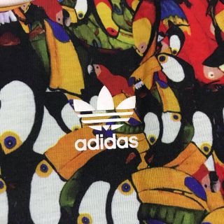 adidas オウム柄