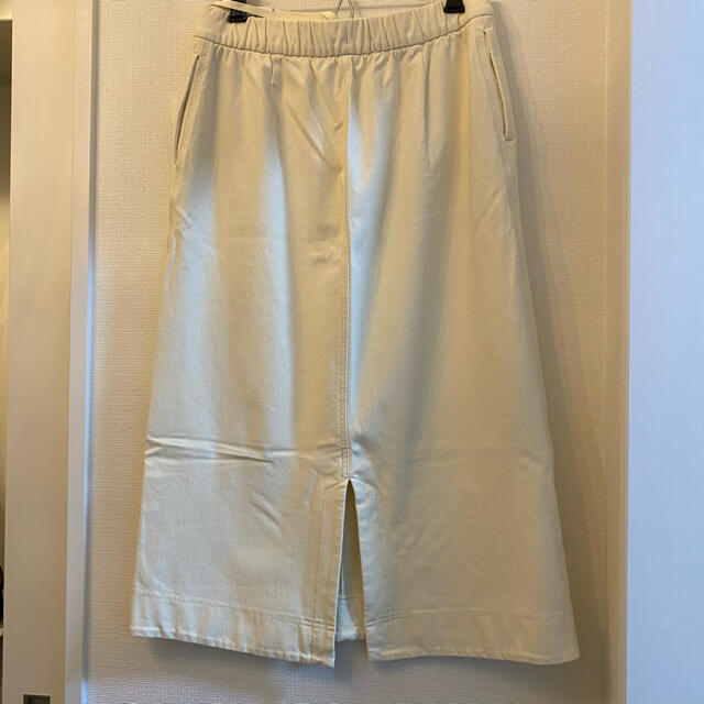 UNIQLO(ユニクロ)のユニクロ　新品未使用　デニム　スカート　白　ホワイト レディースのスカート(ロングスカート)の商品写真