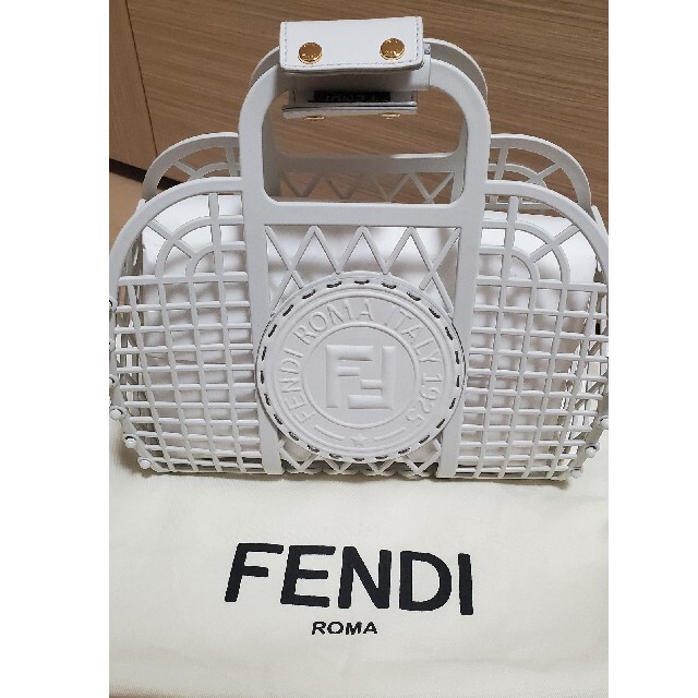 FENDI(フェンディ)の【りすこ様専用】【新品未使用】FENDI　バスケット　スモール　ホワイト レディースのバッグ(かごバッグ/ストローバッグ)の商品写真
