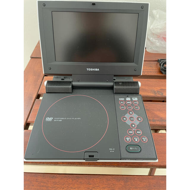 東芝(トウシバ)のポータブルDVDプレイヤー（付属品あり） スマホ/家電/カメラのテレビ/映像機器(DVDプレーヤー)の商品写真