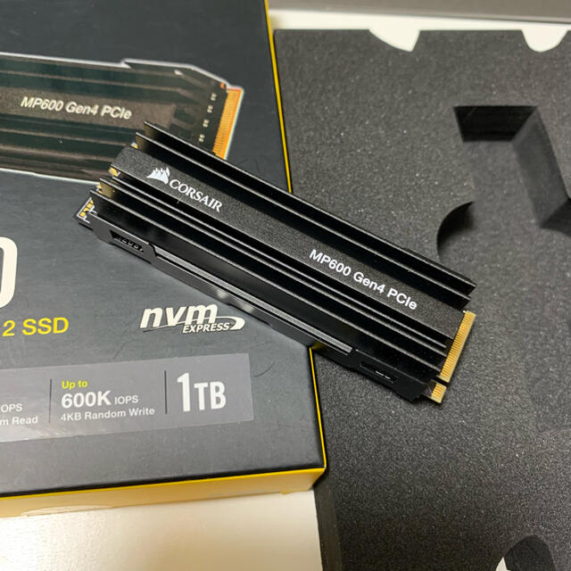 CORSAIR MP600 1TB NVMe PCIe Gen4 M.2 新同 スマホ/家電/カメラのPC/タブレット(PCパーツ)の商品写真