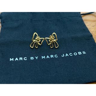 マークバイマークジェイコブス(MARC BY MARC JACOBS)のMARC BY MARCJACOBS ピアス リボン ゴールド(ピアス)