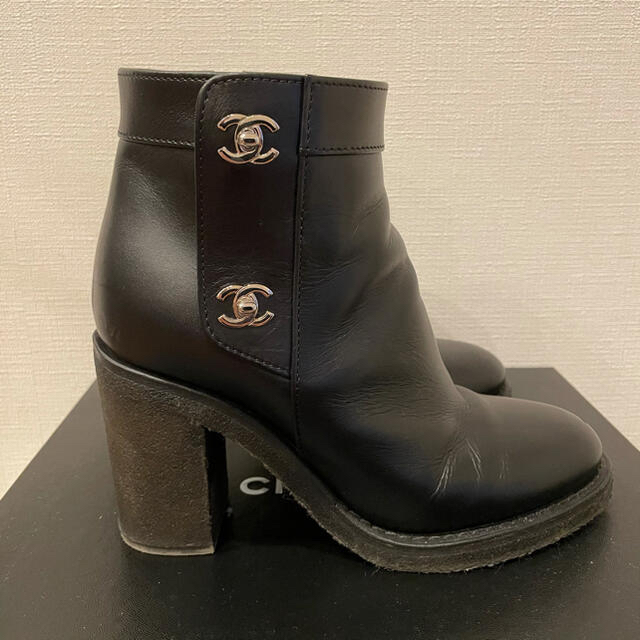 靴/シューズCHANEL ターンロック ショートブーツ　靴　革　黒　ブーツ　38