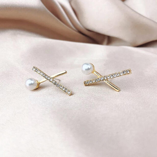 AHKAH(アーカー)のcross line pearl zirconia pierce ◯s925 レディースのアクセサリー(ピアス)の商品写真