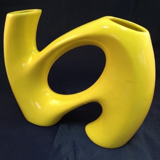 黄色い花器(花瓶)