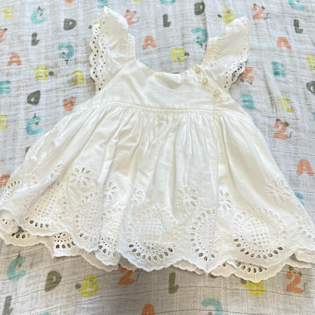 babyGAP(ベビーギャップ)の白ワンピース　babyGAP  女の子　 キッズ/ベビー/マタニティのベビー服(~85cm)(ワンピース)の商品写真