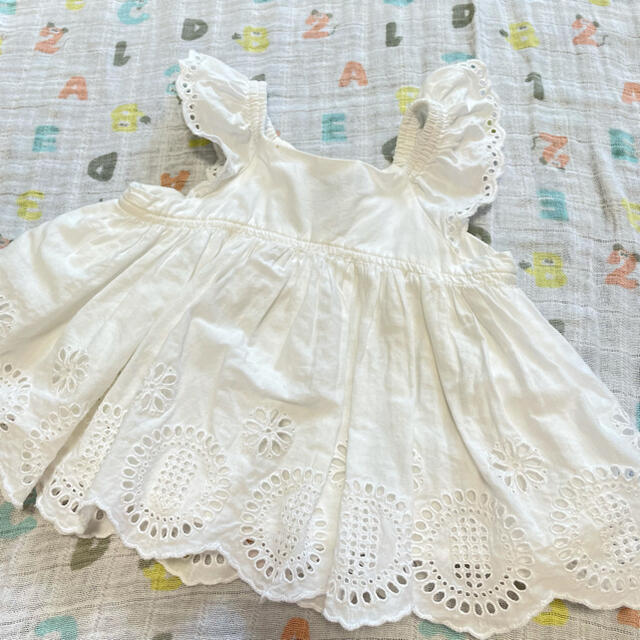 babyGAP(ベビーギャップ)の白ワンピース　babyGAP  女の子　 キッズ/ベビー/マタニティのベビー服(~85cm)(ワンピース)の商品写真