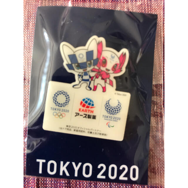アース製薬(アースセイヤク)のアース製薬　東京2020 ピンバッジ エンタメ/ホビーのコレクション(ノベルティグッズ)の商品写真