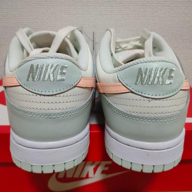 NIKE(ナイキ)の【26.5cm】NIKE ウィメンズ ダンク LOW Barely Green レディースの靴/シューズ(スニーカー)の商品写真