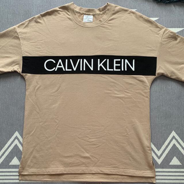 Calvin Klein(カルバンクライン)のCalvin klein ベージュ　Tシャツ メンズのトップス(Tシャツ/カットソー(半袖/袖なし))の商品写真